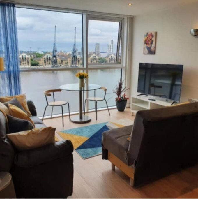 דירות לונדון Lovely Waterfront Flat Canary Wharf Excel Centre מראה חיצוני תמונה