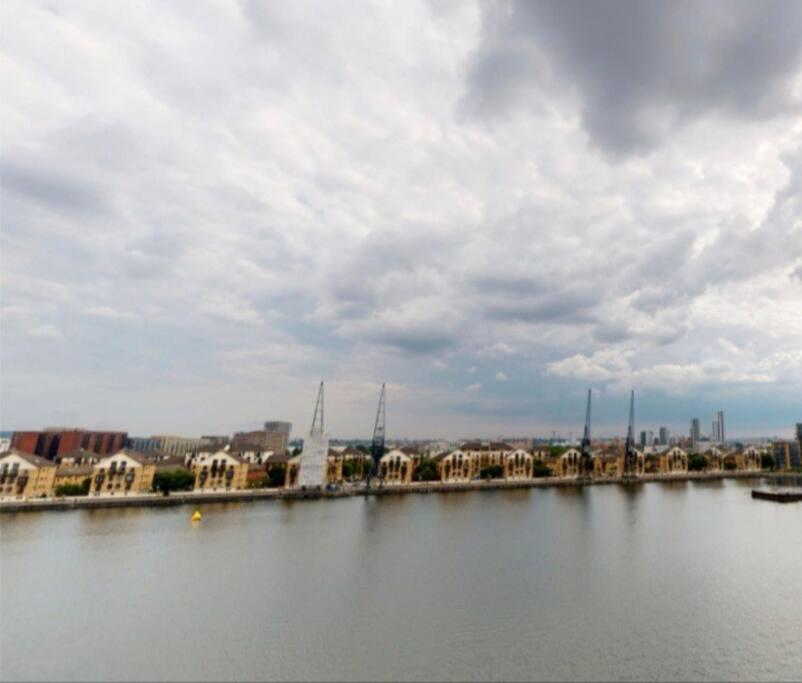 דירות לונדון Lovely Waterfront Flat Canary Wharf Excel Centre מראה חיצוני תמונה