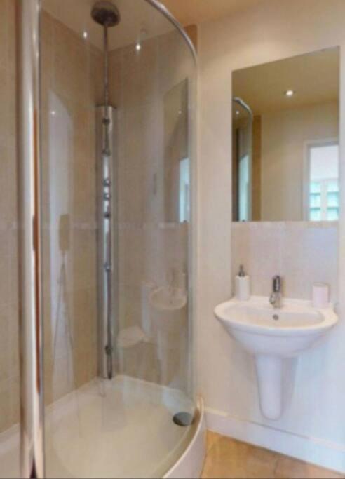 דירות לונדון Lovely Waterfront Flat Canary Wharf Excel Centre מראה חיצוני תמונה