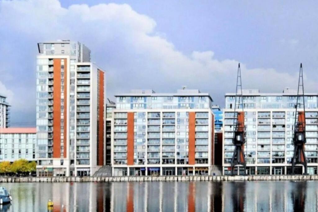 דירות לונדון Lovely Waterfront Flat Canary Wharf Excel Centre מראה חיצוני תמונה